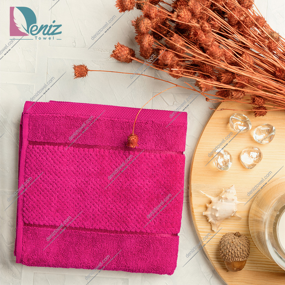 حوله دستی طرح ماکرو رنگ سرخابی